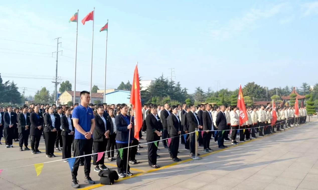 賽前，四支參賽隊(duì)伍兩兩一組進(jìn)行了拉歌比賽，激情1.png